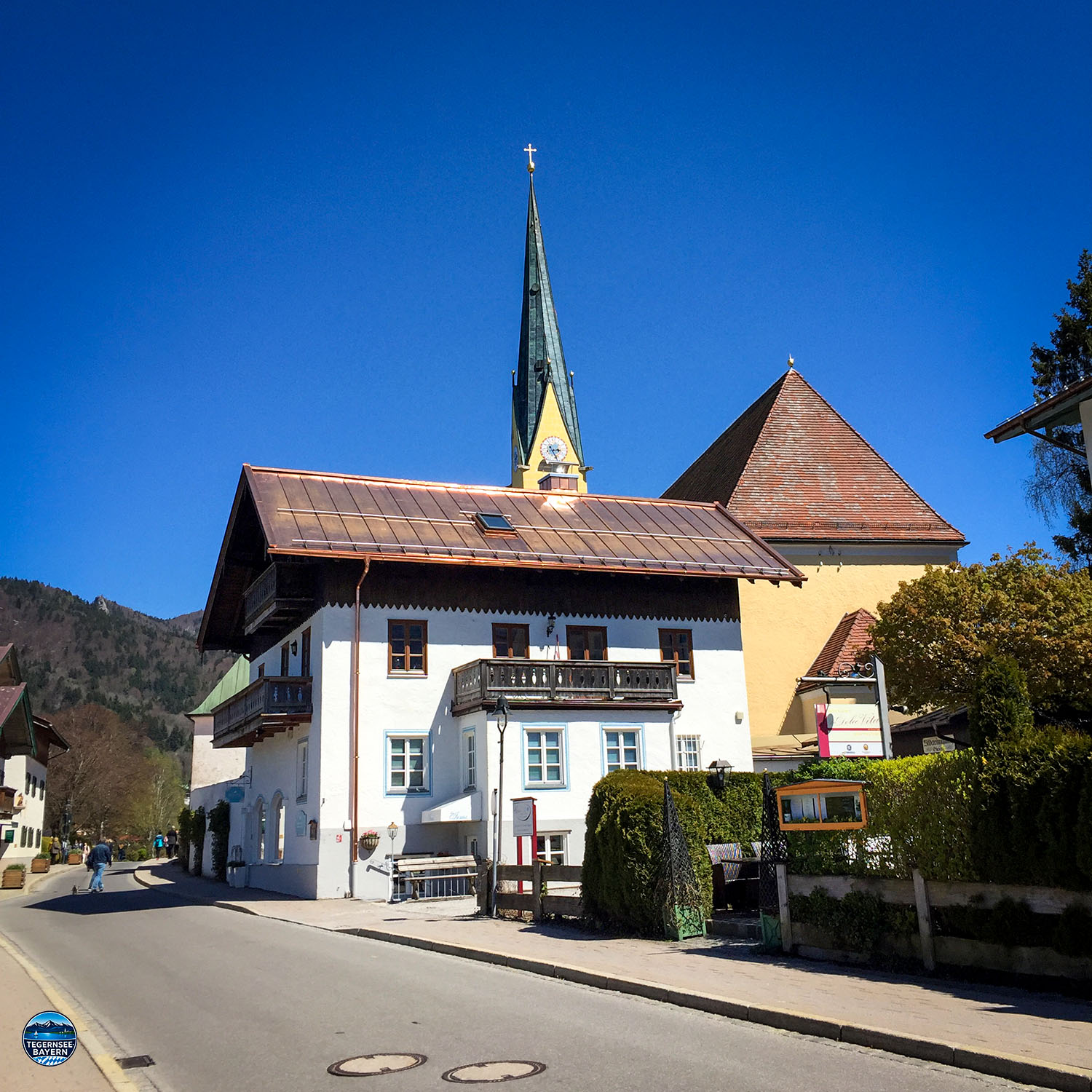 Rottach-Egern am südlichen Tegernsee mit Seestrasse