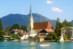 Rottach-Egern-am-Tegernsee-Kirche-Malerwinkel-Wasser-Boot-Wallberg