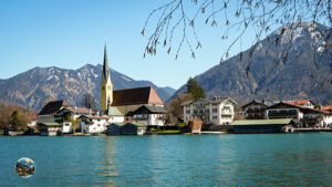 Blick auf Rottach-Egern mit Kirche und Bergen am Tegernsee - der sogenannte Malerwinkel