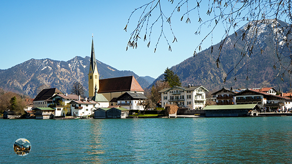 Malerwinkel - Blick auf Rottach-Egern mit Kirche und Bergen am Tegernsee
