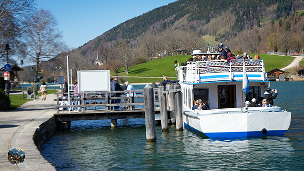 Schiff am Anliegeplatz am Tegernsee Uferpromenade Haltestelle Seehotel Überfahrt