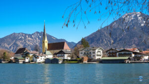 Malerwinkel von Rottach-Egern, Tegernsee mit Seeufer. Im Hintergrund der Wallberg
